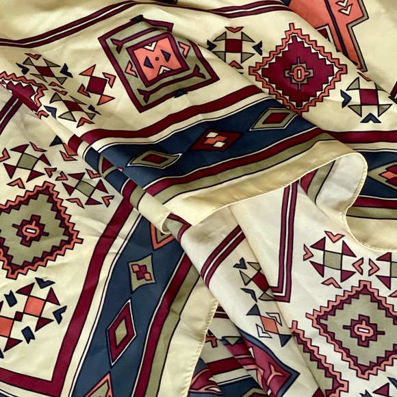 Extra Large Zara Scarf - Western Pattern - Picture 4 of 11